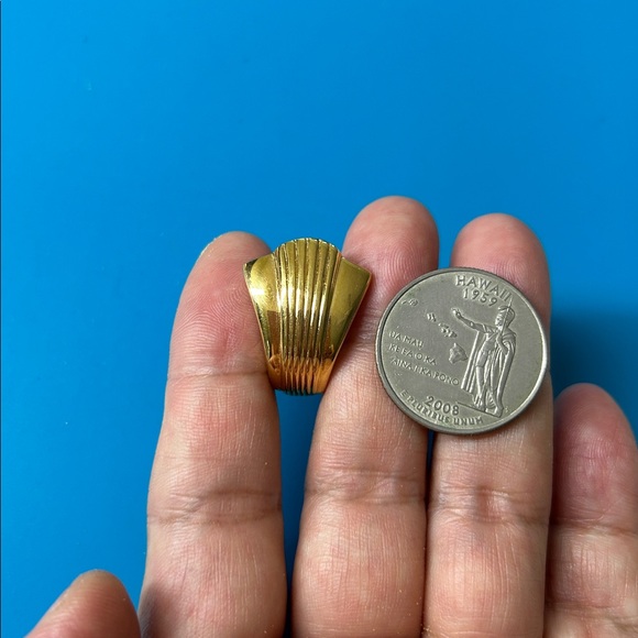 🖤KJL satin Goldtone clip earrings - Picture 11 of 11